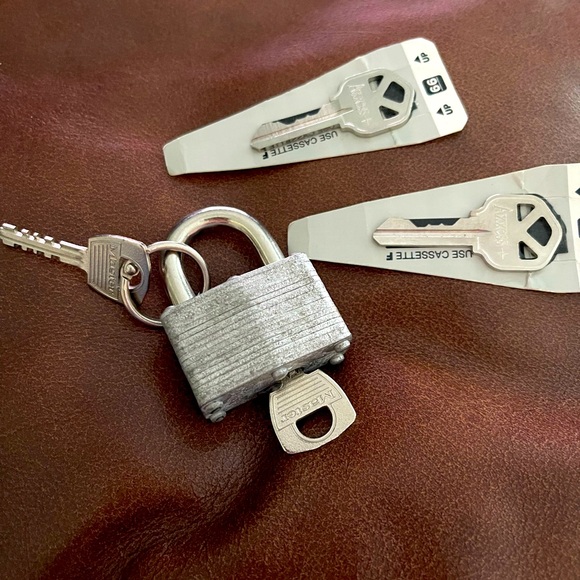 2 Master lock - Picture 6 of 7